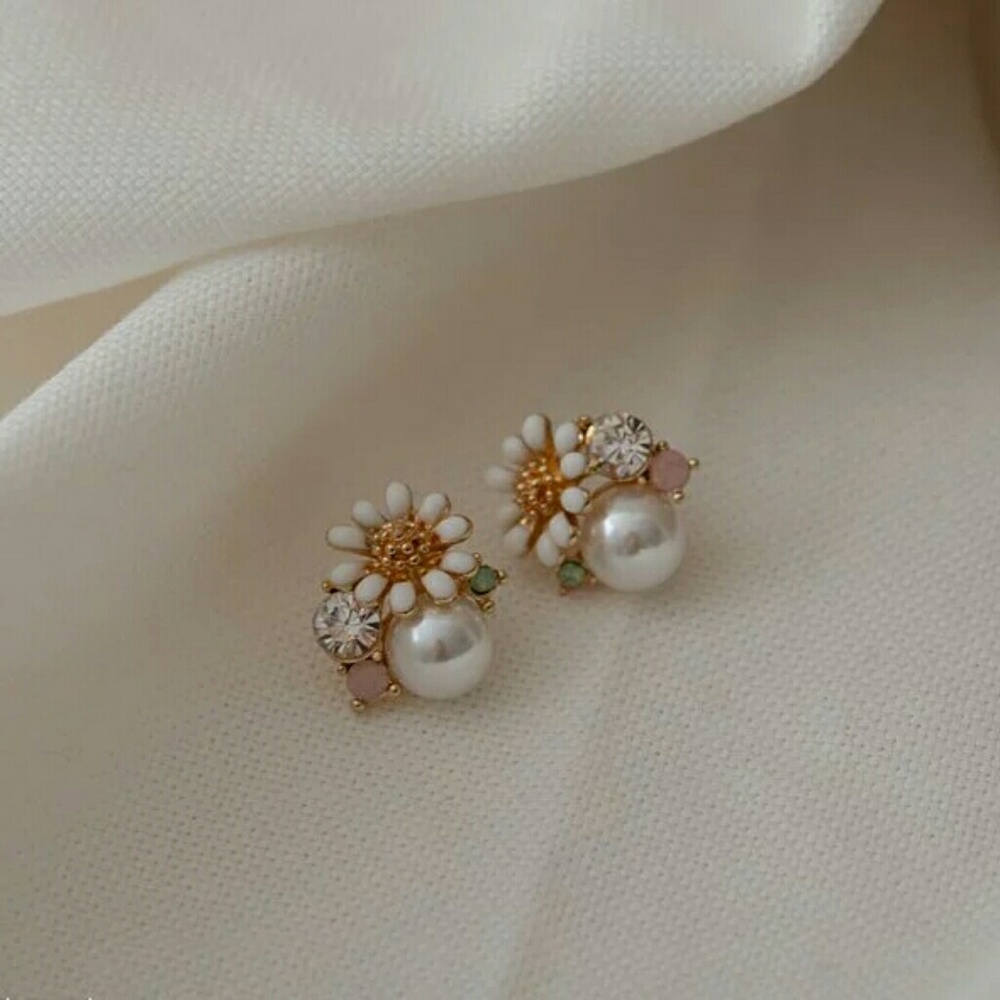 Spring Daisy Ear Studs - Picture 3 of 5